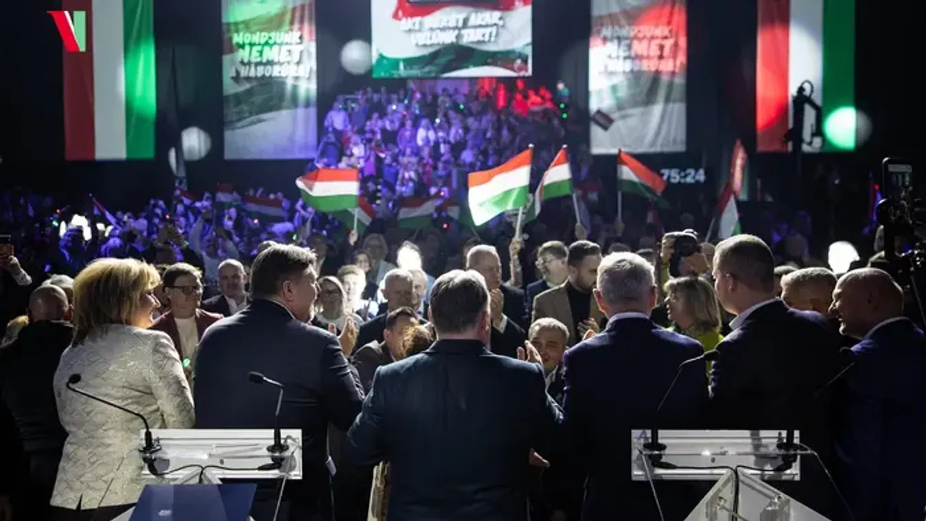 Orbán Viktor a választókkal találkozik és válaszol a kérdéseikre, amíg Magyar Péter egy sötét stúdióban ül - videó