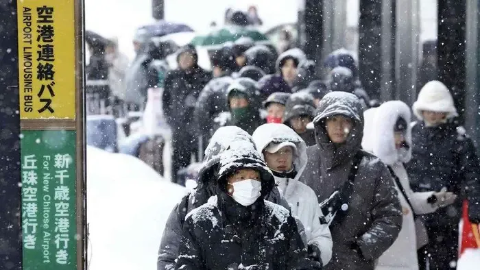 Hétezer utas éjszakázott a hokkaidói Szapporo repülőterén heves havazás miatt