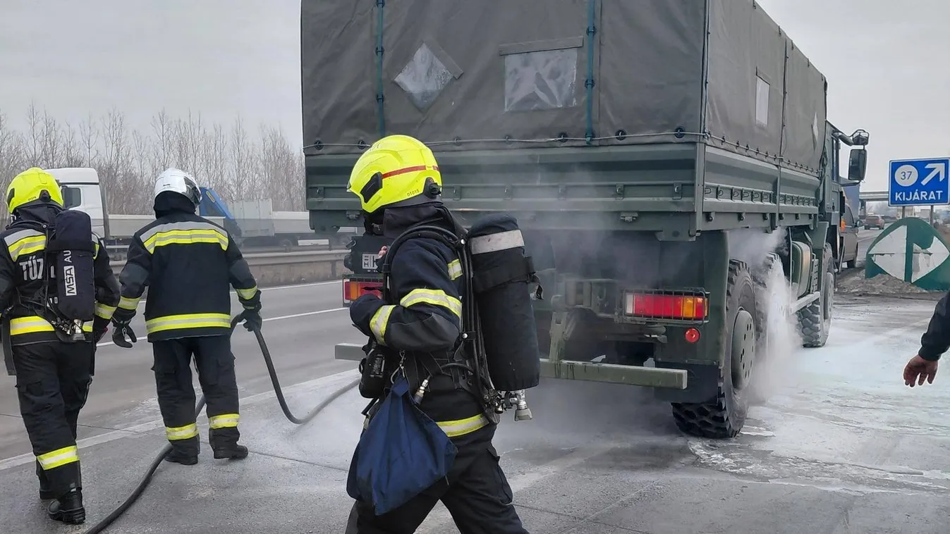 Kigyulladt egy katonai teherautó az M0-áson - Fotók