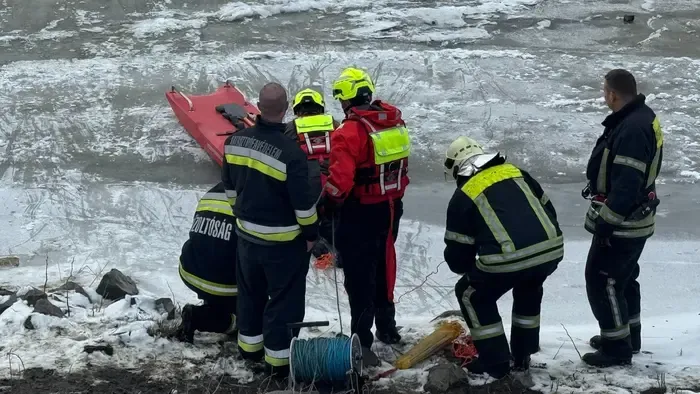 Drámai életmentés a befagyott jégen Szolnoknál - Fotók