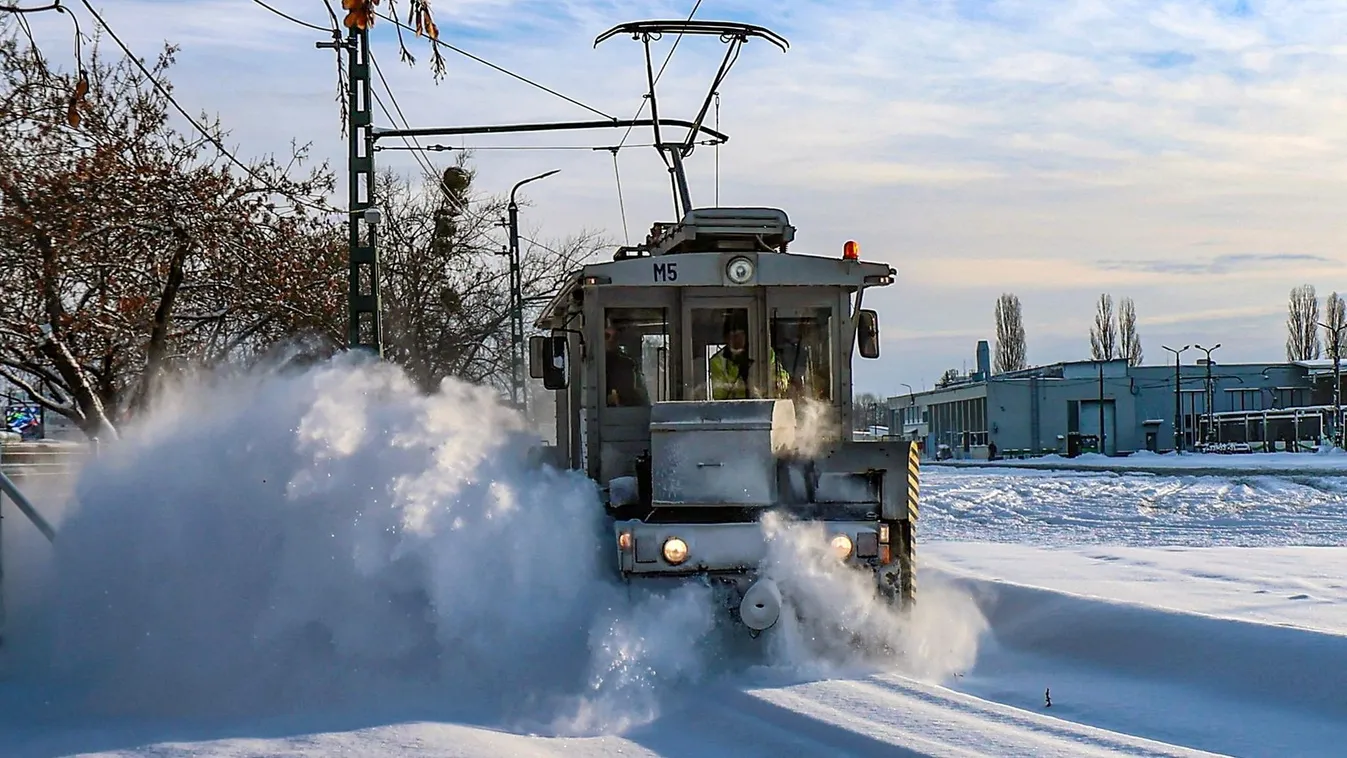 Matuzsálem a síneken: különleges jármű tisztította Miskolc villamosvonalait