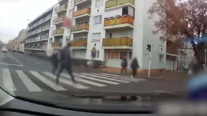Gyerekeket sodort el egy taxis Egerben, majd továbbhajtott - videóval