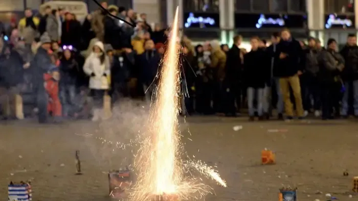 Leszakadtak az ujjai, majd a kórházból ismét petárdázni ment, a szeme is megsérült