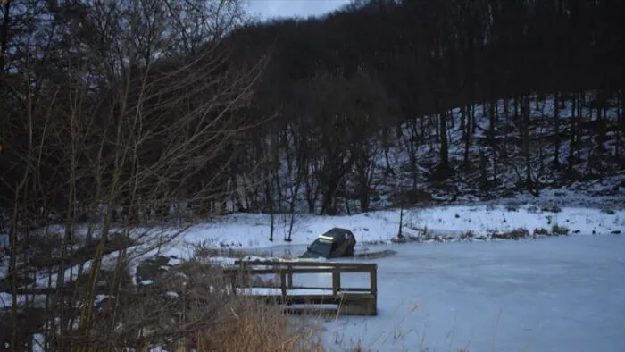 Autóval ment csúszkálni a jégre Váralján, beszakadt alatta