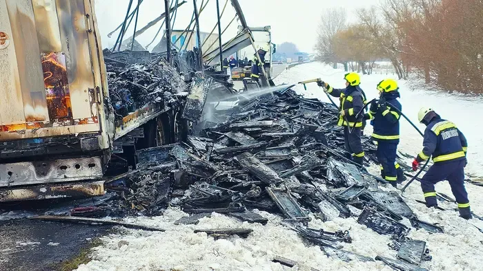 Fotók érkeztek, durván kiégett egy kamion az M5-ösön