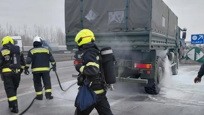 Kigyulladt egy katonai teherautó az M0-áson - Fotók