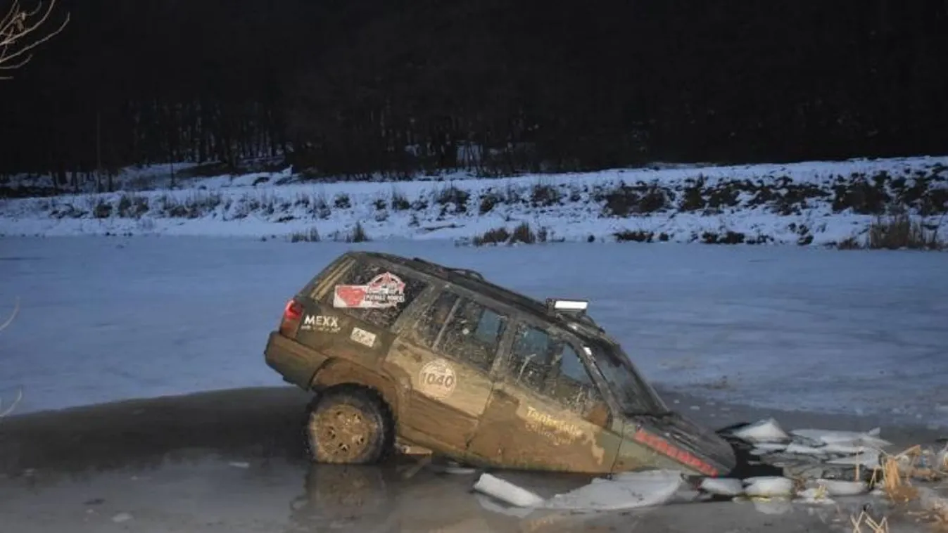 Megúsztattak egy terepjárót a Váraljai-halastónál, fotón a "csobbanás"