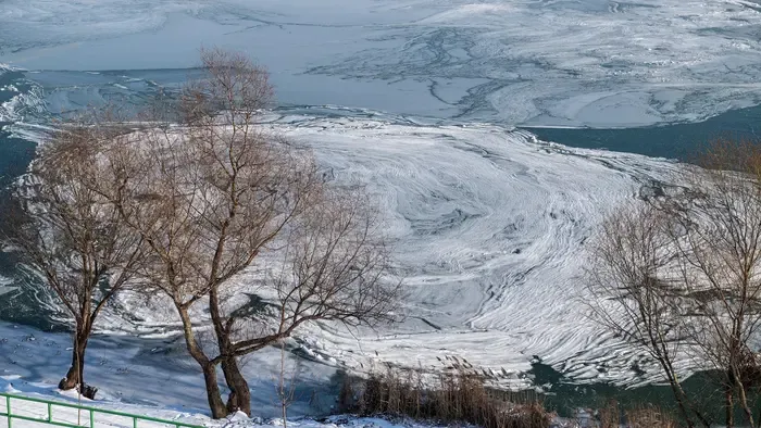 A fagyott Ipolyba esett két kiránduló lány – beszakadt alattuk a jég