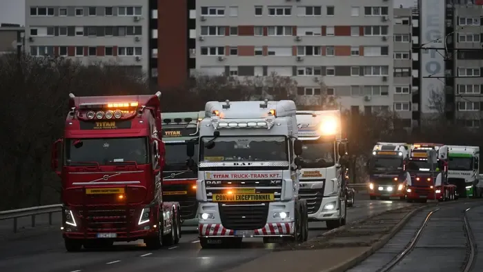 A szaktárca megkezdte a tárgyalásokat a kamionos tüntetés szervezőivel