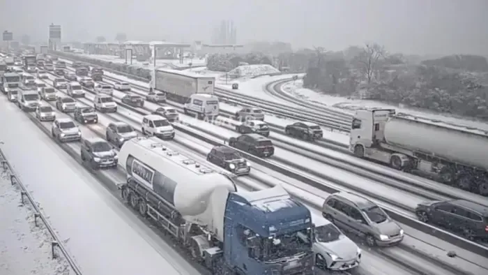 Európa-szerte káoszt és közlekedési fennakadást okoz a hó