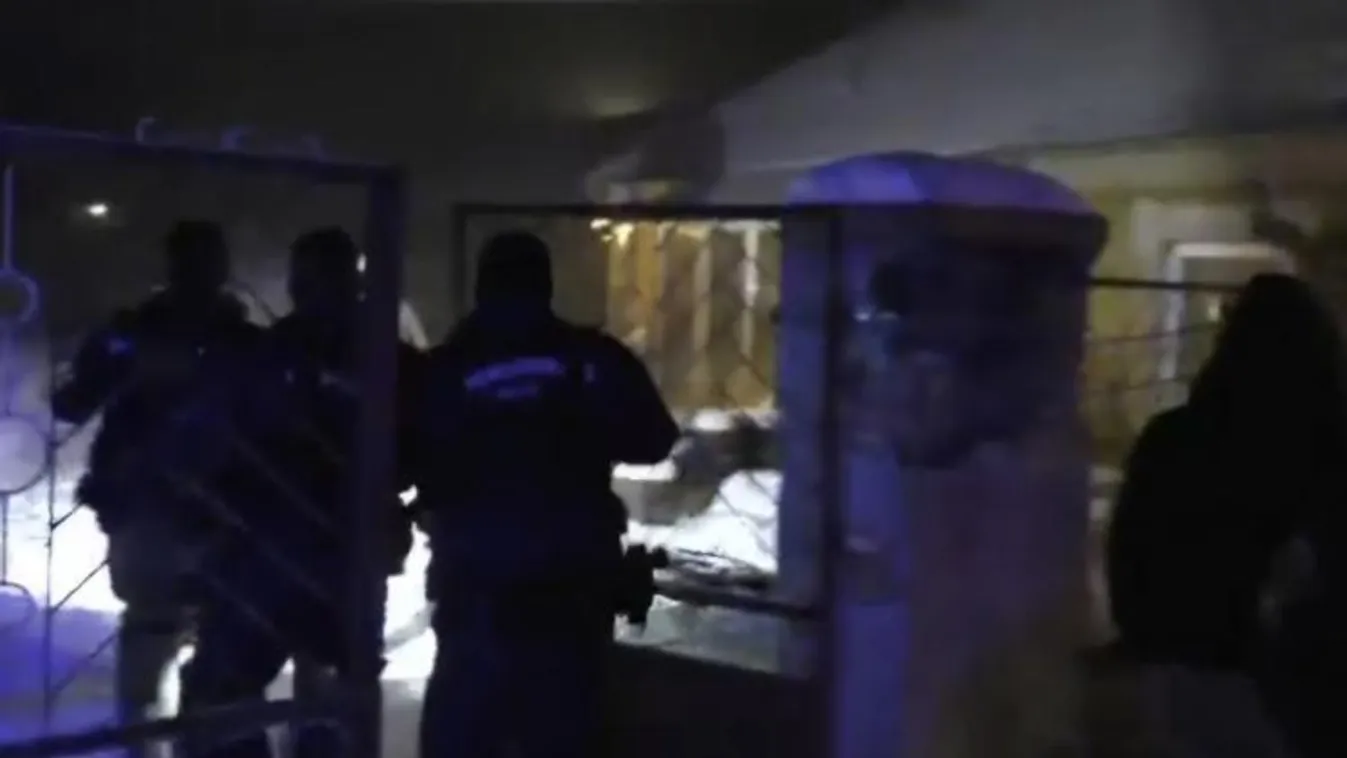 Fűtetlen garázsban "szállásolt" el embereket egy férfi Tapolcánál, a pénzüket is elszedte