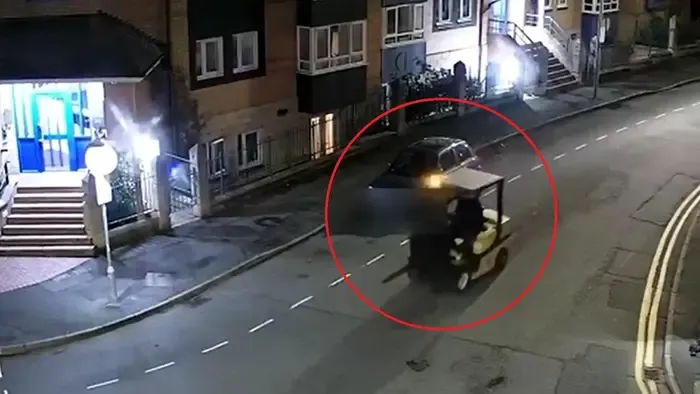 Lopott targoncával csapatta az úton egy férfi, közben whisky-t kortyolgatott - Videó