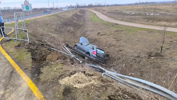 Mély árokba csapódott egy autó a 47-esen