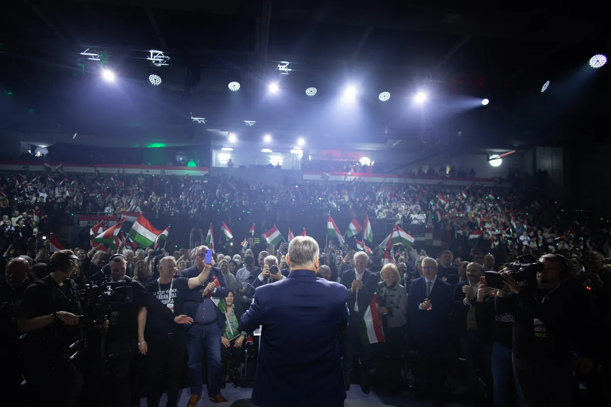 Orbán Viktor kiemelte, megvédi a rezsicsökkentést, és kéri a magyarokat, töltsék ki és küldjék vissza a nemzeti petíció ívét 