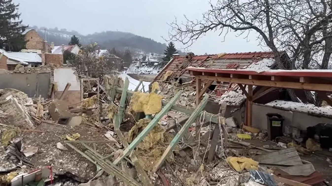Óriási robbanás Pannonhalmán, videón a felismerhetetlen ház romjai