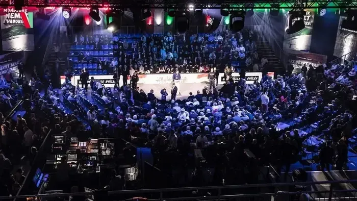 Soha többé háborút! Dugig megtelt a hatvani sportcsarnok