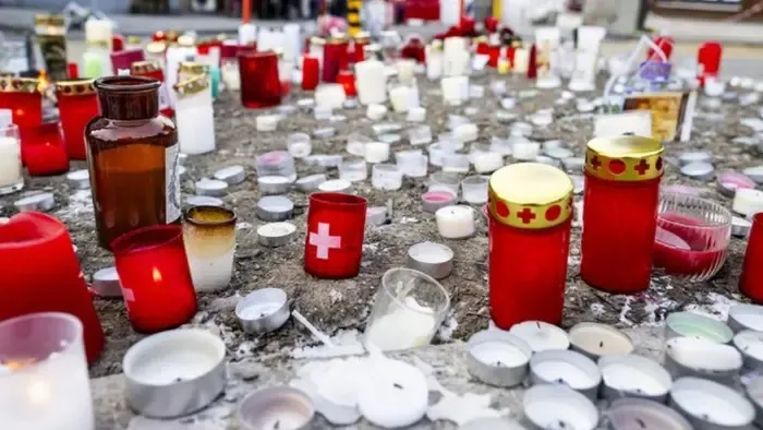 A halálos áldozatok azonosításával és a pontos okok keresésével folytatódik a svájci tűzkatasztrófa vizsgálata