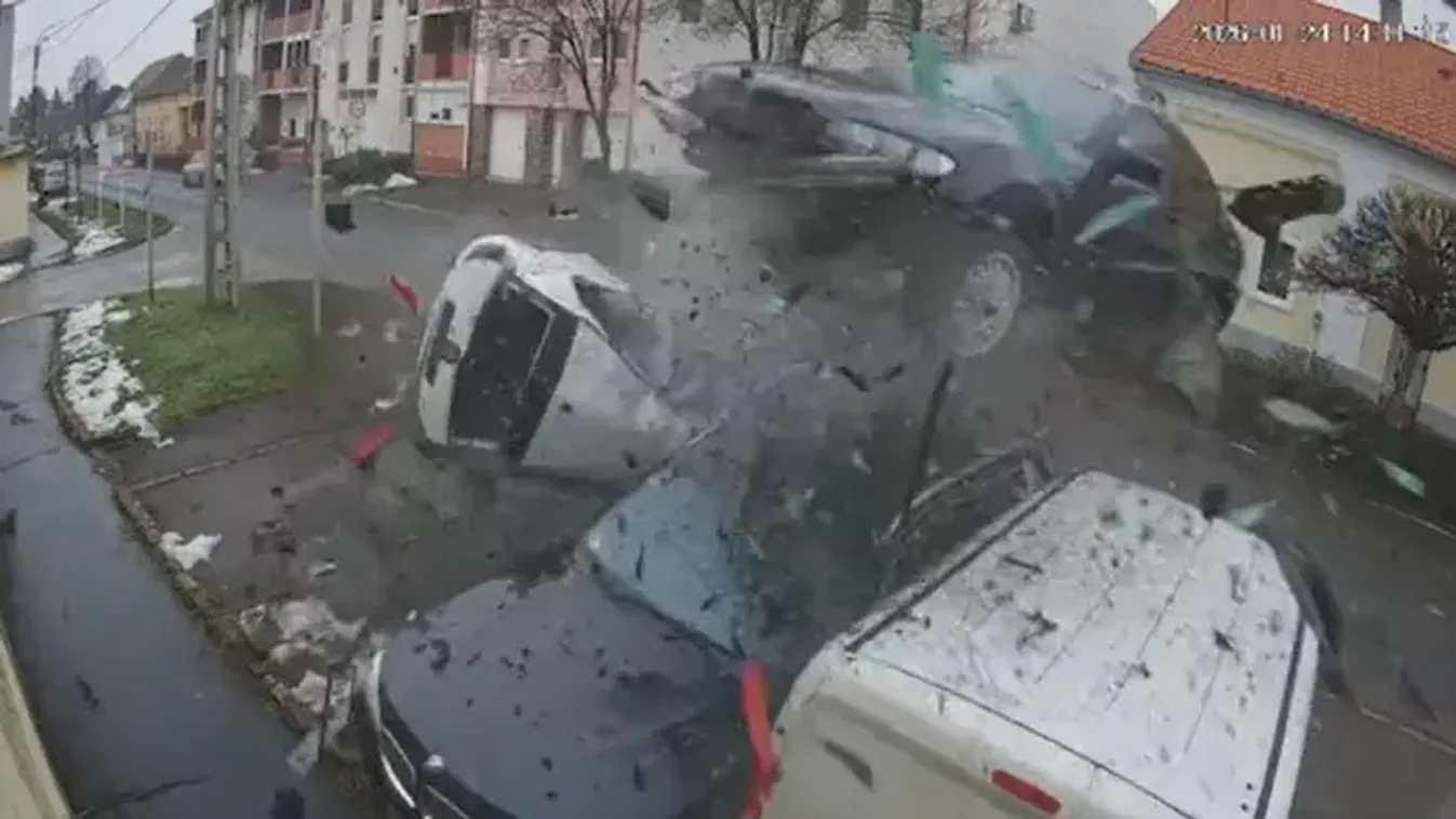 Sokkoló videó, parkoló autókba szállt bele egy sofőr Gyöngyösön