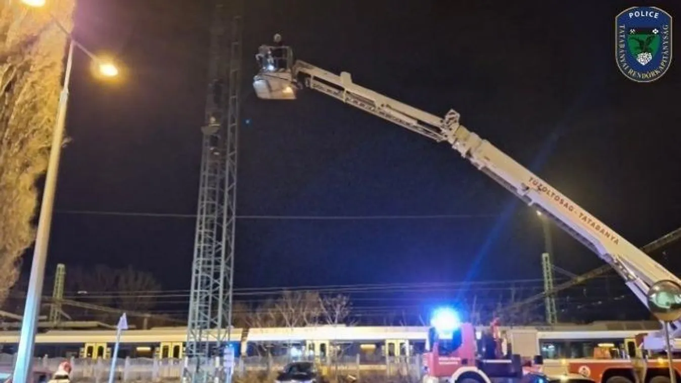 Villanyoszlopról akart a mélybe ugrani Tatabányán