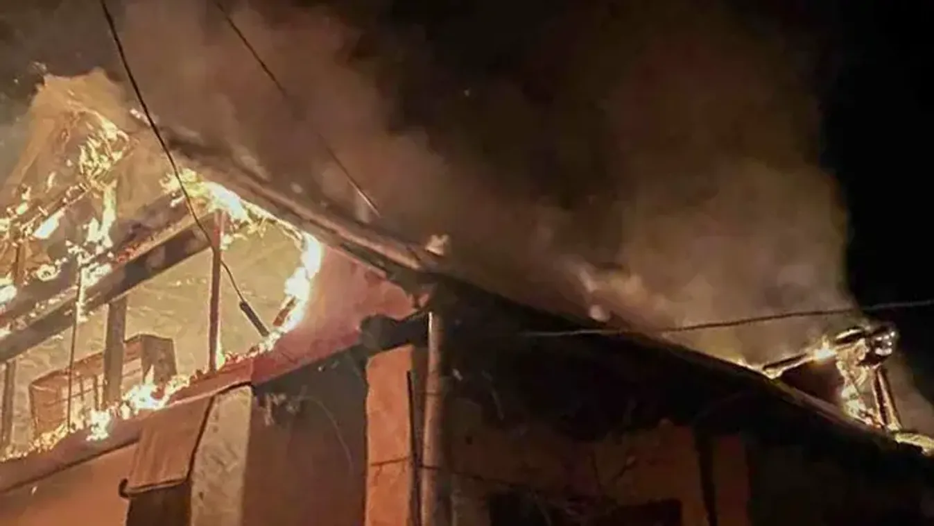 Brutális háztűz pusztított Selyeben, videón a hatalmas lángok