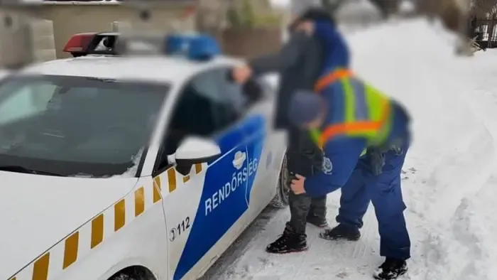 Nem rendeltetésszerűen használta a hólapátot egy férfi Balatonalmádiban, rendőrök vitték el