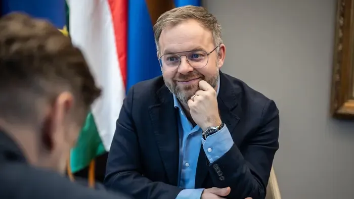 Magyar Péter embere a magyarok ellen dolgozik Brüsszelben, de pózolni hazajár
