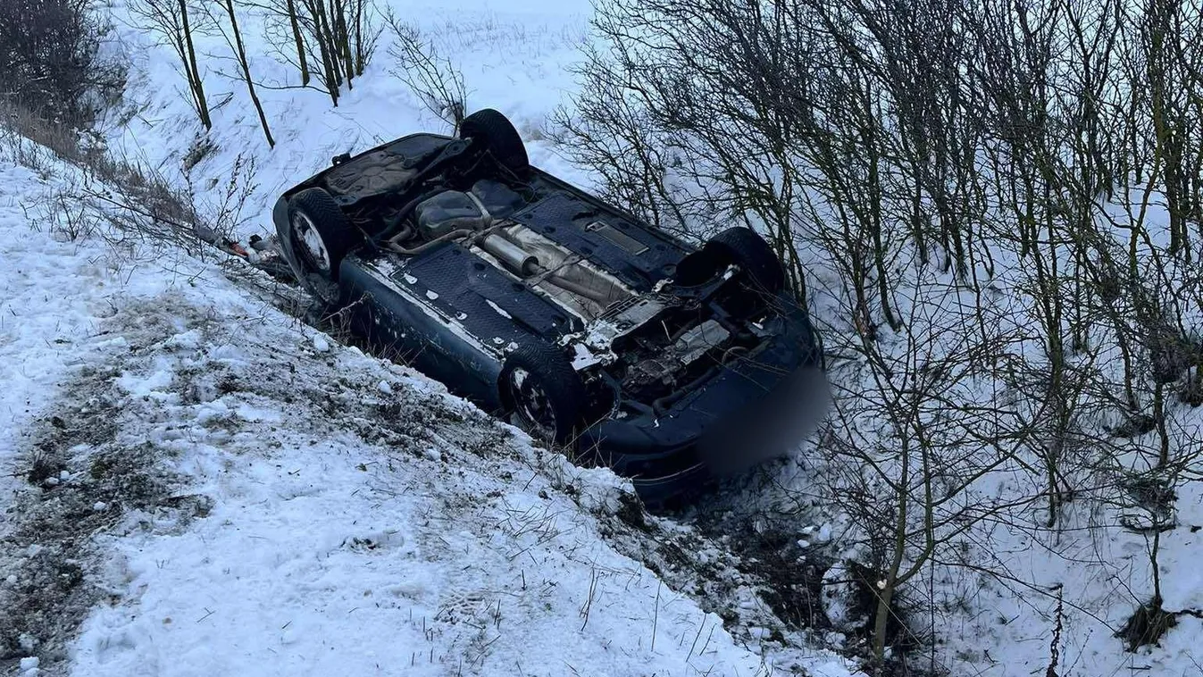 Árokba borult egy autó Tótkomlósón, a tetején állt meg