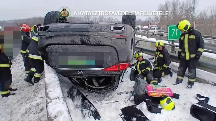 Megrázó videó: Egy luxusautó tört totálkárosa Rákospalotánál