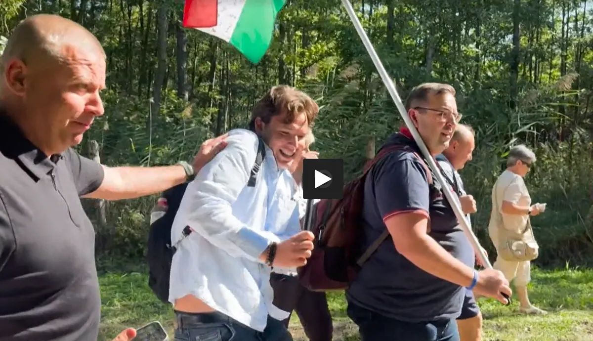 Ruszin-Szendi Romulusz lökdösi a mandineres újságírót, a legfőbb ügyész leírta, ezért a tettéért mivel vádolják meg a bíróságon