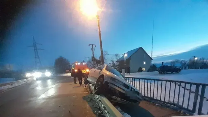 Megcsúszott és felparkolt a szalagkorlátra egy autós Szeghalmon