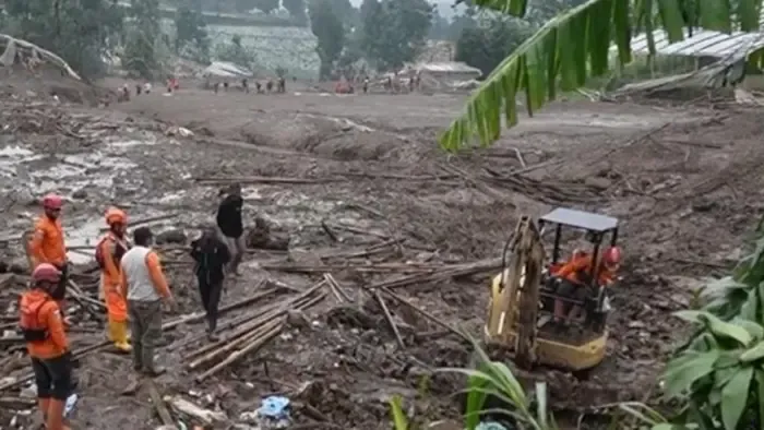 Több tucat halálos áldozata van a földcsuszamlásoknak Indonéziában