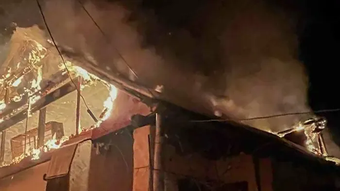 Brutális háztűz pusztított Selyeben, videón a hatalmas lángok