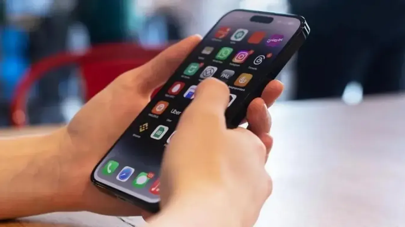 Meztelen felvételeket zsarolt ki kislányoktól egy tini, fenyegette is őket