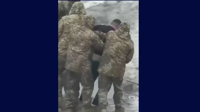 A ruhát is lerángatták áldozatukról Zelenszkij emberrablói