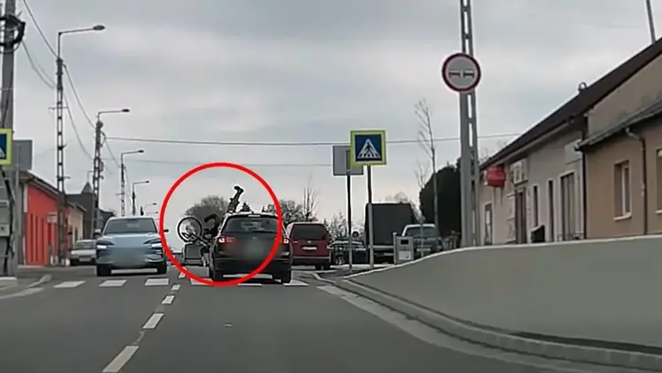 Videón, ahogy a levegőbe repül egy biciklis Dunaharasztiban