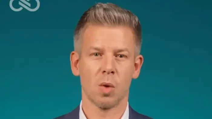 Deák Dániel: Magyar Péter beismerte, hogy kettő életet él