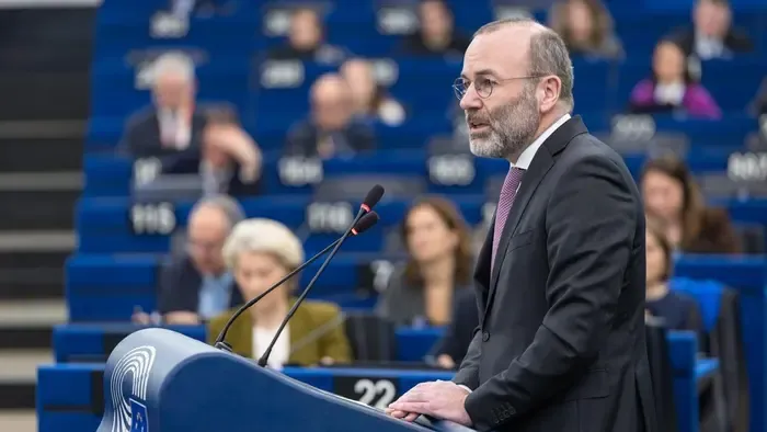 Elképesztő javaslat: Weber európai fiatalokat küldene Ukrajnába