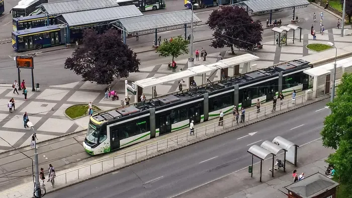 Egy bátor utas védte meg a kislányt egy miskolci villamoson