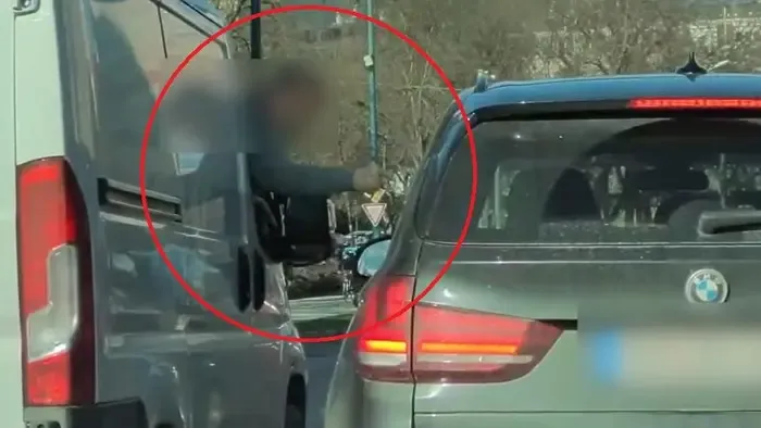 Furgonos próbált megnevelni egy BMW-st Zuglóban, videón a rögtönzött "tanóra"