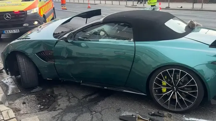 Megrázó videón a győri halálos baleset, egy luxusautó óriási pusztítást okozott