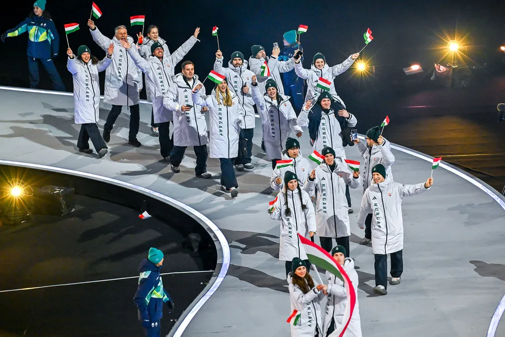 Milánó, 2026. február 6.
A magyar csapat érkezik a 2026-os milánói-cortinai téli olimpia megnyitóünnepségén a milánói San Siro Stadionban 2026. február 6-án.
MTI/Illyés Tibor