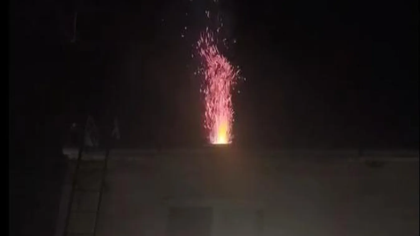 Videón, ahogy tüzet okád egy kémény a kazincbarcikai éjszakában