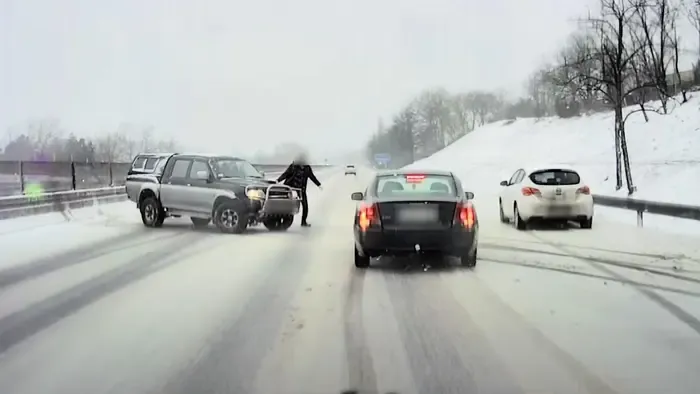 Hajmeresztő videók: Így koriztak a keddi havazás után az autók az utakon