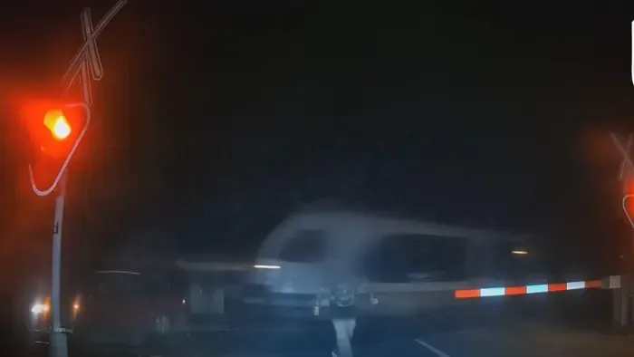 Rettegtek a gyerekek is a síneken veszteglő autóban Pécelnél