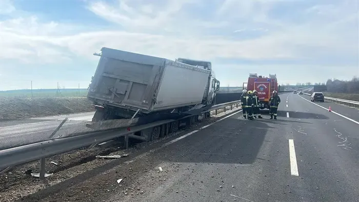 Kamion tarolta le az M6-ost, szalagkorlát állította meg - Fotók