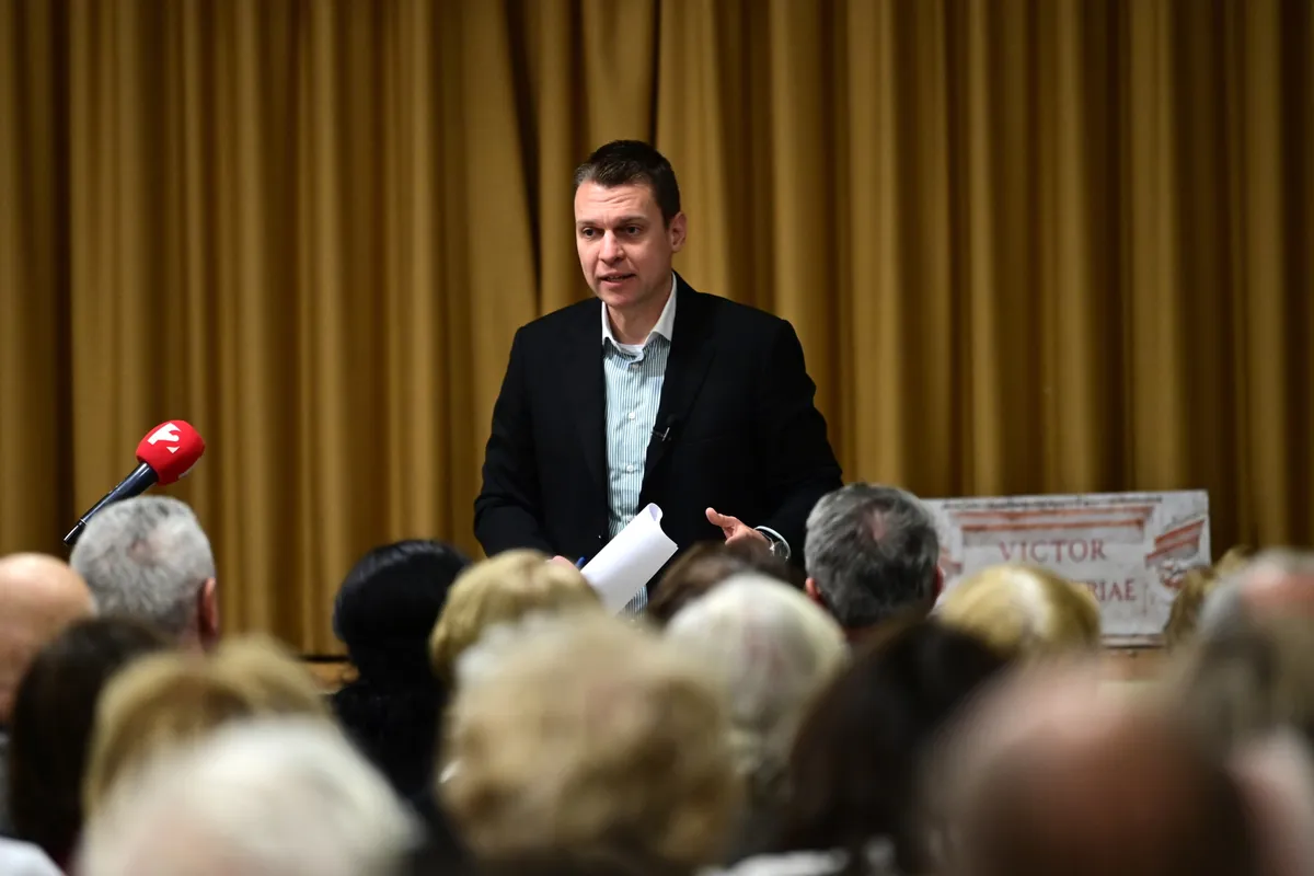 Menczer Tamás, a Fidesz-KDNP kommunikációs igazgatója, a térség fideszes országgyűlési képviselője fórumot tart Pilisszántón a Baross-házban 2025. december 4-én