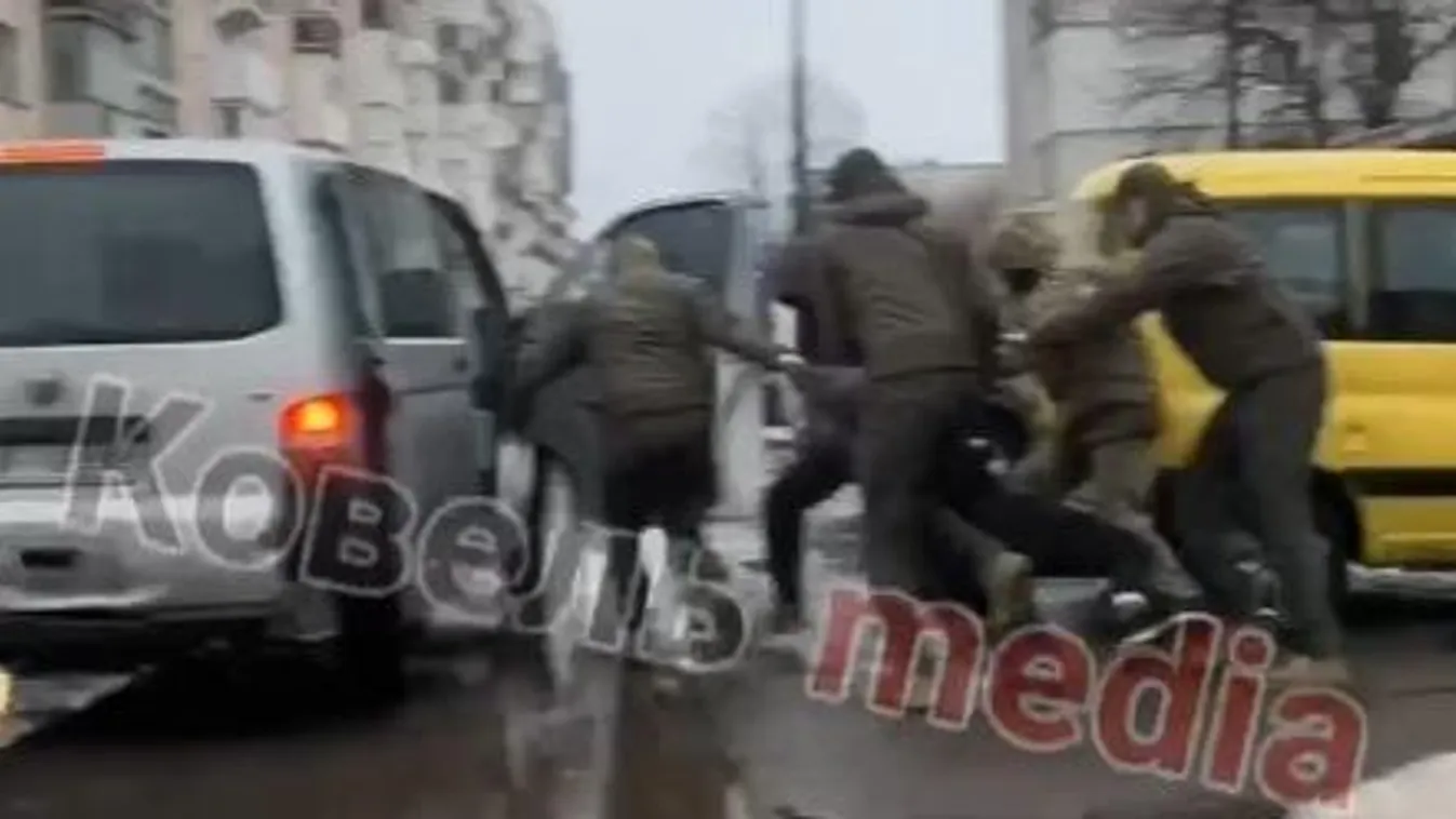 Kényszersorozás: a földön rángatták az ukrán férfit Zelenszkij emberrablói