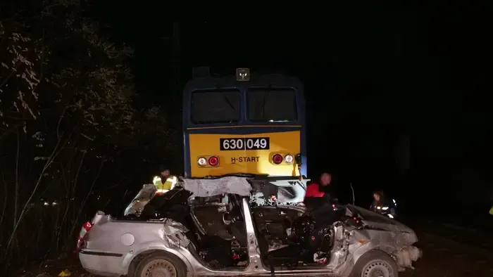 Két vonat is letarolt egy kocsit Pécel és Isaszeg között