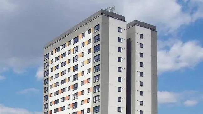 Kiesett egy kisfiú egy ház 9. emeletéről, elkapták