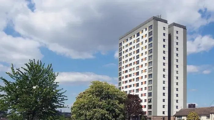 Kiesett egy kisfiú egy ház 9. emeletéről, elkapták